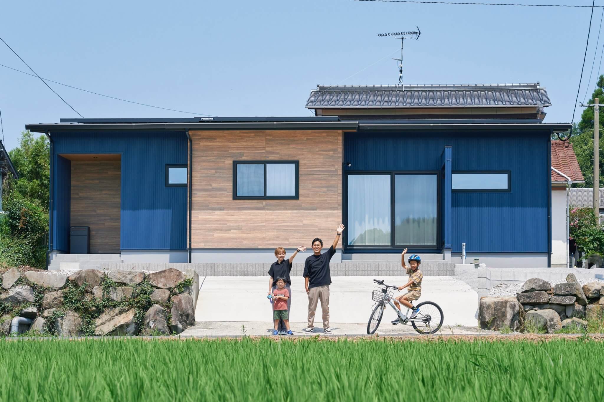 のどかな風景の高台に建つ平屋