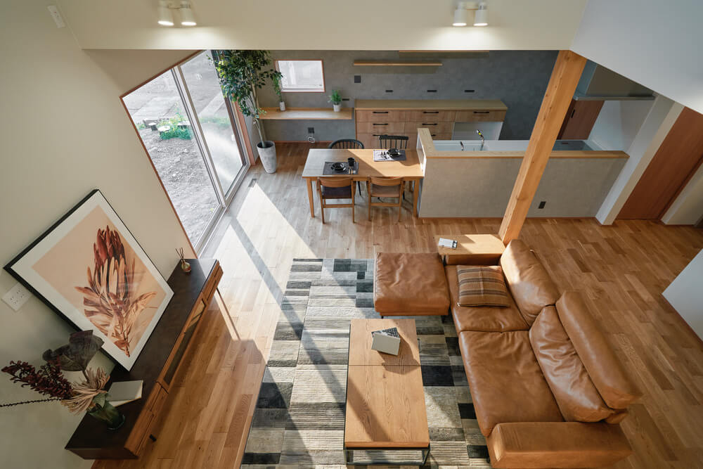 開放感と静寂が共鳴するｸﾞﾚｰ×ﾅﾁｭﾗﾙのﾓﾀﾞﾝﾊｳｽ